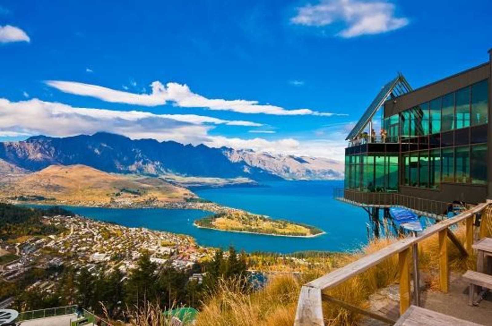 Cityscape-of-queenstown-with-lake-Wakatipu-from-top-new-zealand-south-island_85992103.jpg