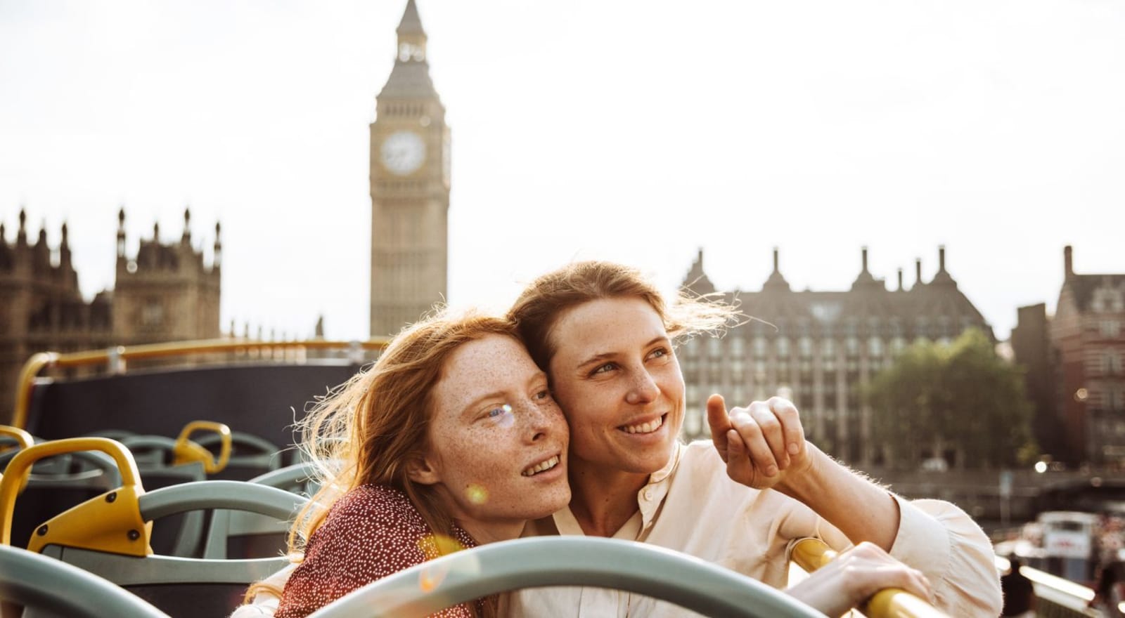 couple sightseeing in london