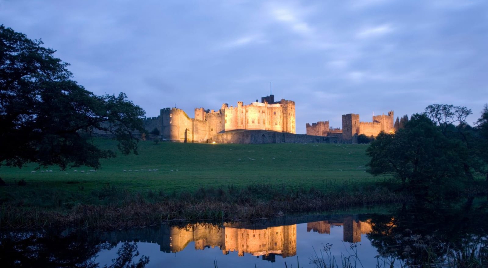 alnwick castle at night