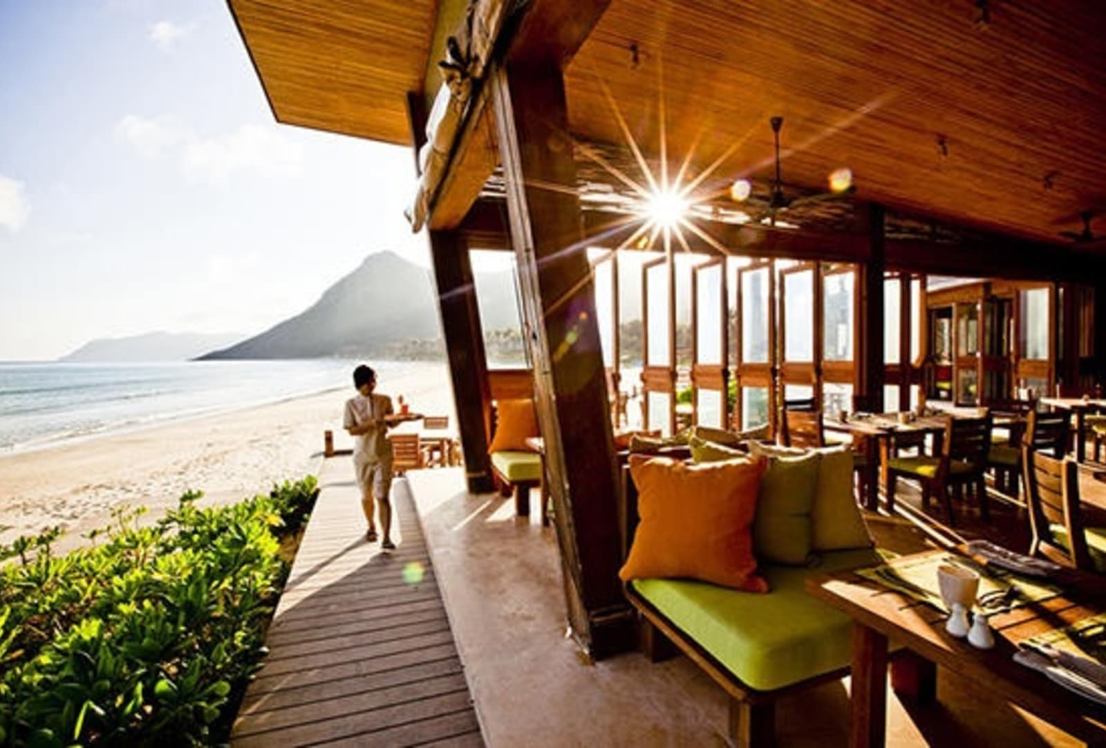 550px-Six-Senses-Con-Dao-Vietnam-975x660_04_by_the_beach_restaurant.jpeg