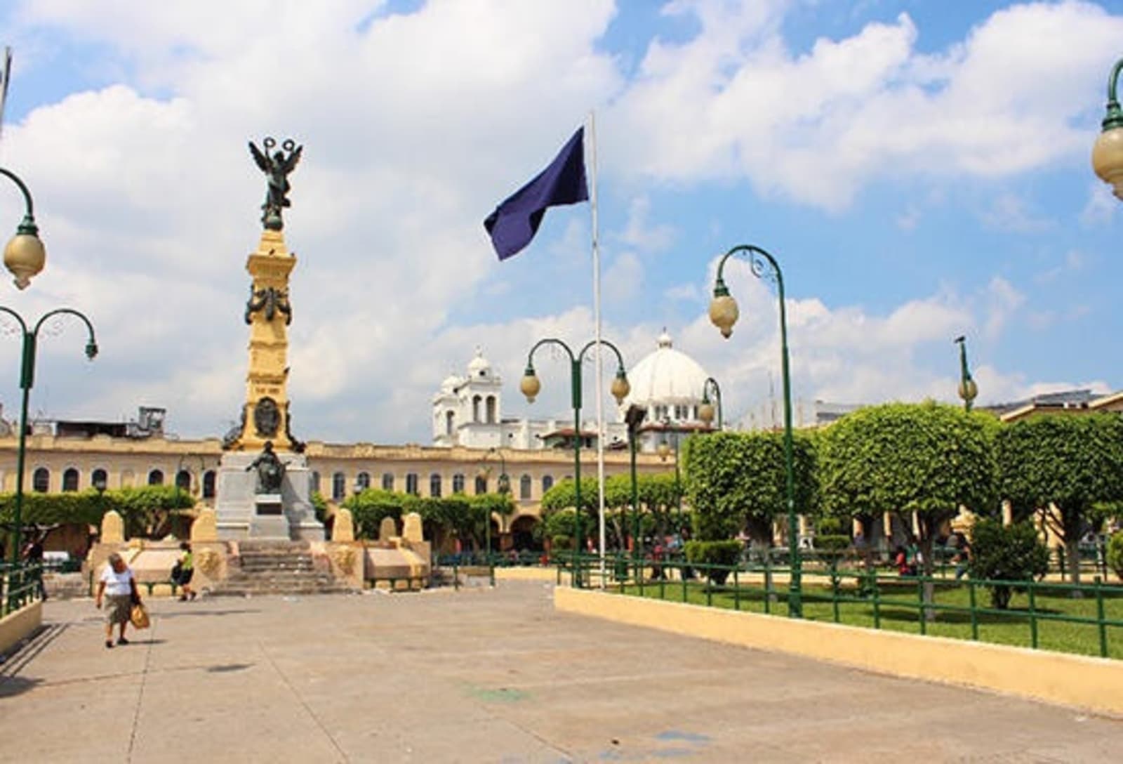 Image of a building with flag in San Salvador.