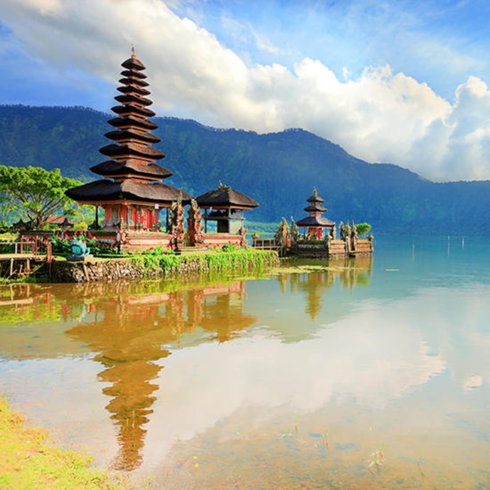 RS-8-Pura-Ulun-Danu-temple-on-a-lake-Beratan.-Bali.jpg