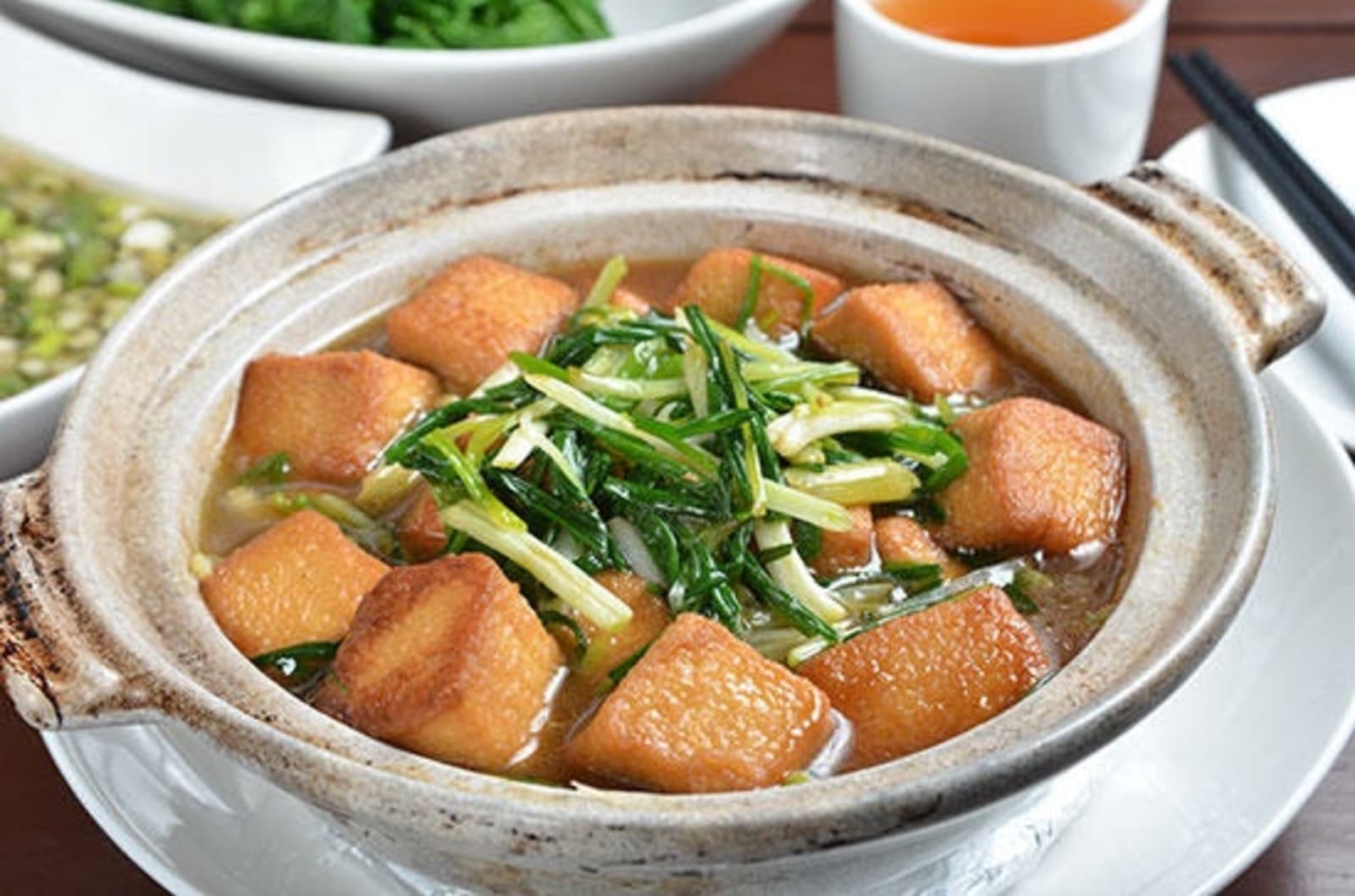 RS-Green-onions-with-tofu-un-clay-pot-shutterstock_294524165.jpeg