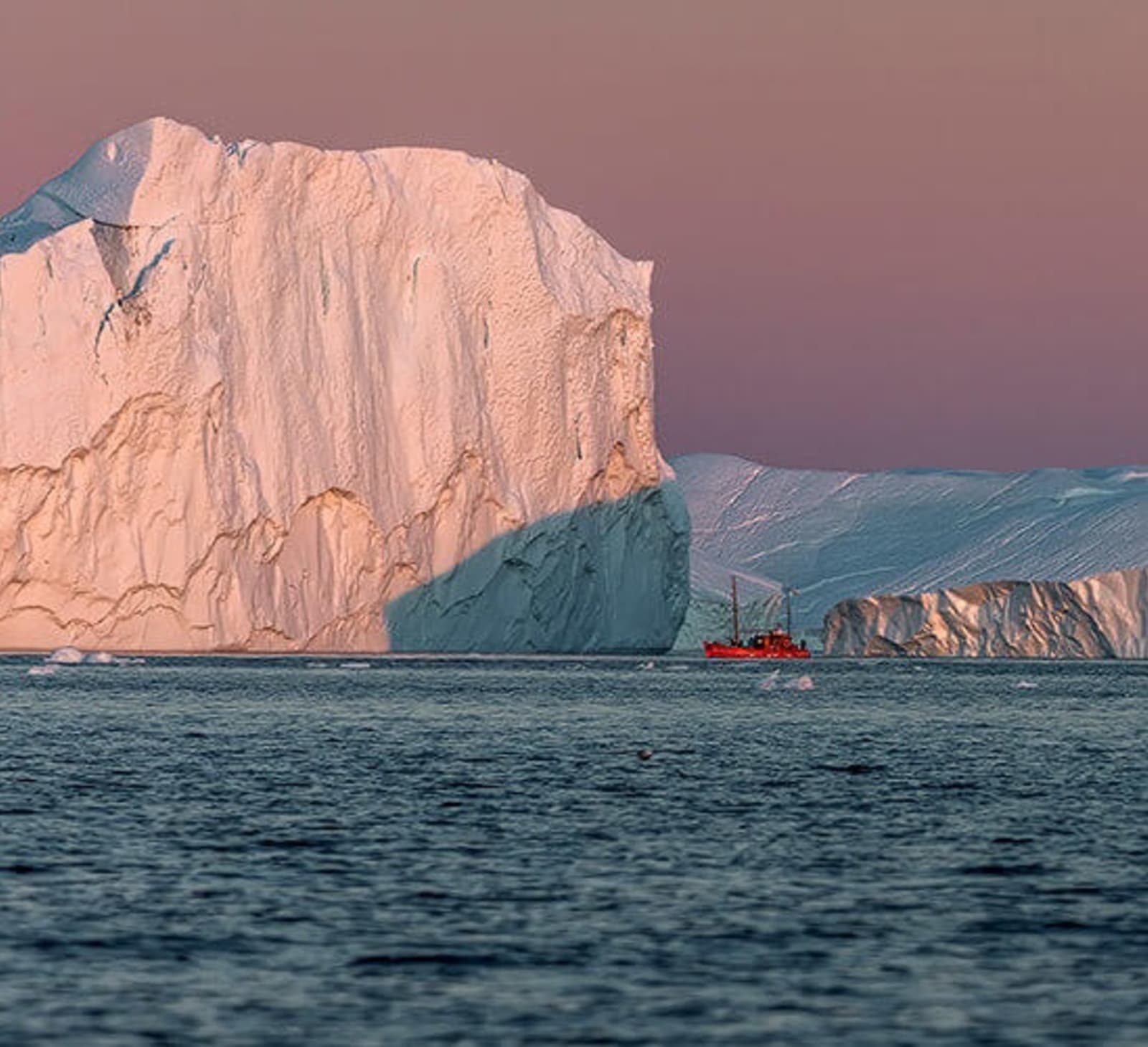 RS-Greenland-tourist-boat-shutterstock_542746414.jpg