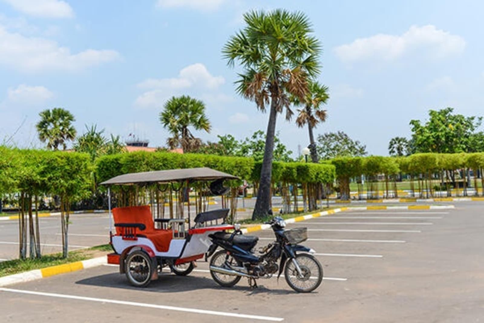 RS-tuk-tuk-in-Siem-Reap-shutterstock_163661264.jpg