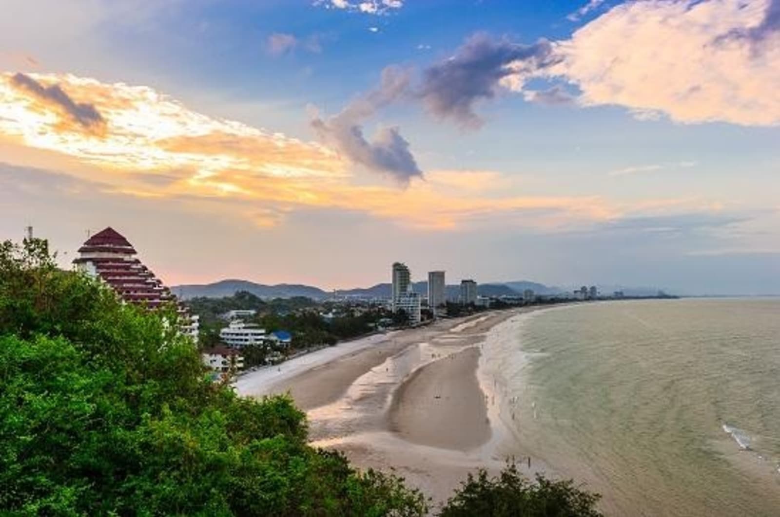 Sun-set-at-Hua-Hin-beach-in-Thailand_98103257.jpg