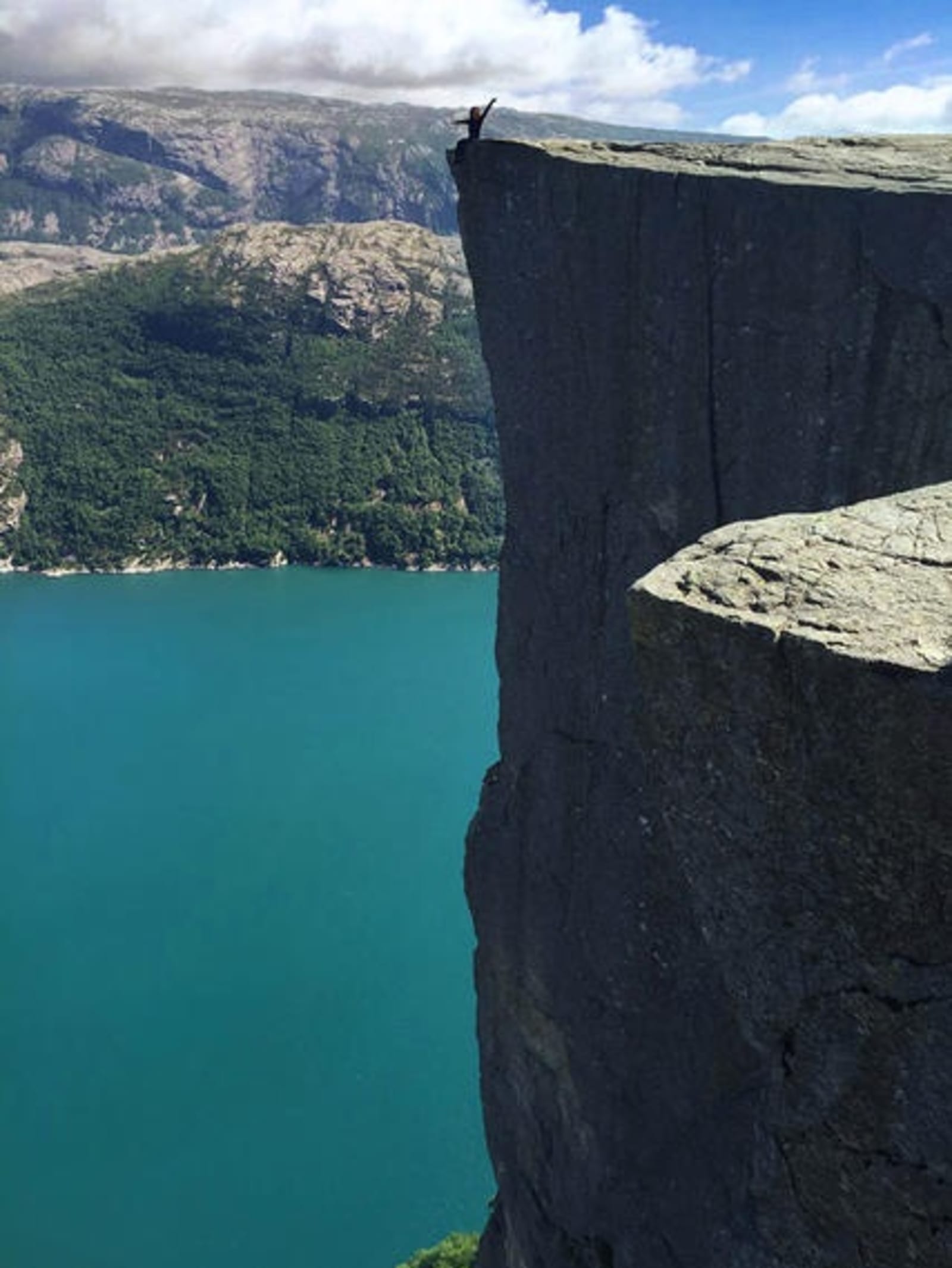 preikestolen-on-the-edge-michele-frolla.jpg