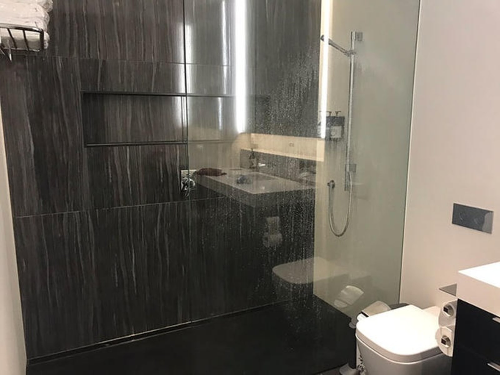 rs-air-new-zealand-koru-lounge-shower-room.jpeg