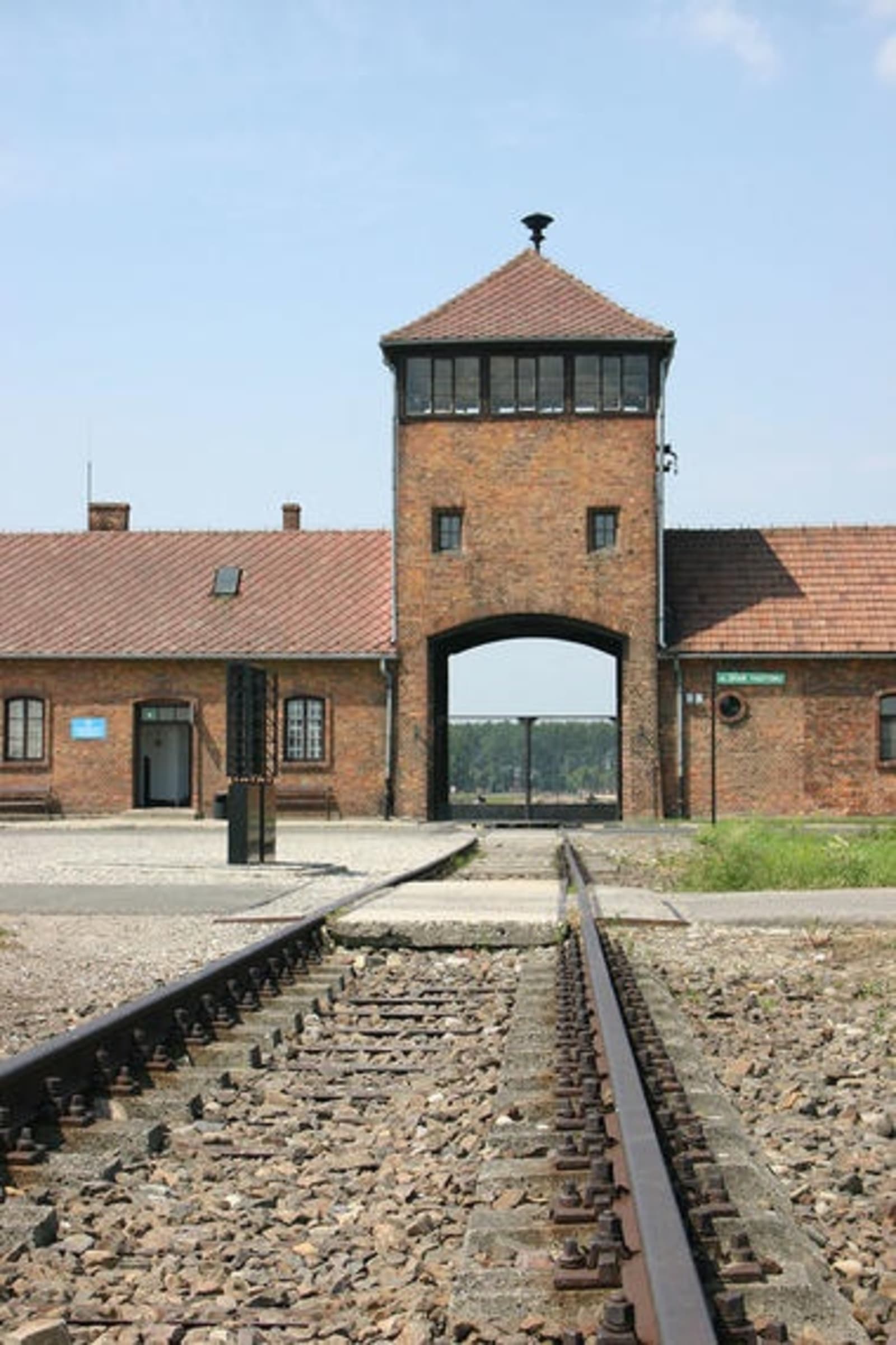 rs-auschwitz-entrance-krakow-poland-shutterstock_25674688.jpg