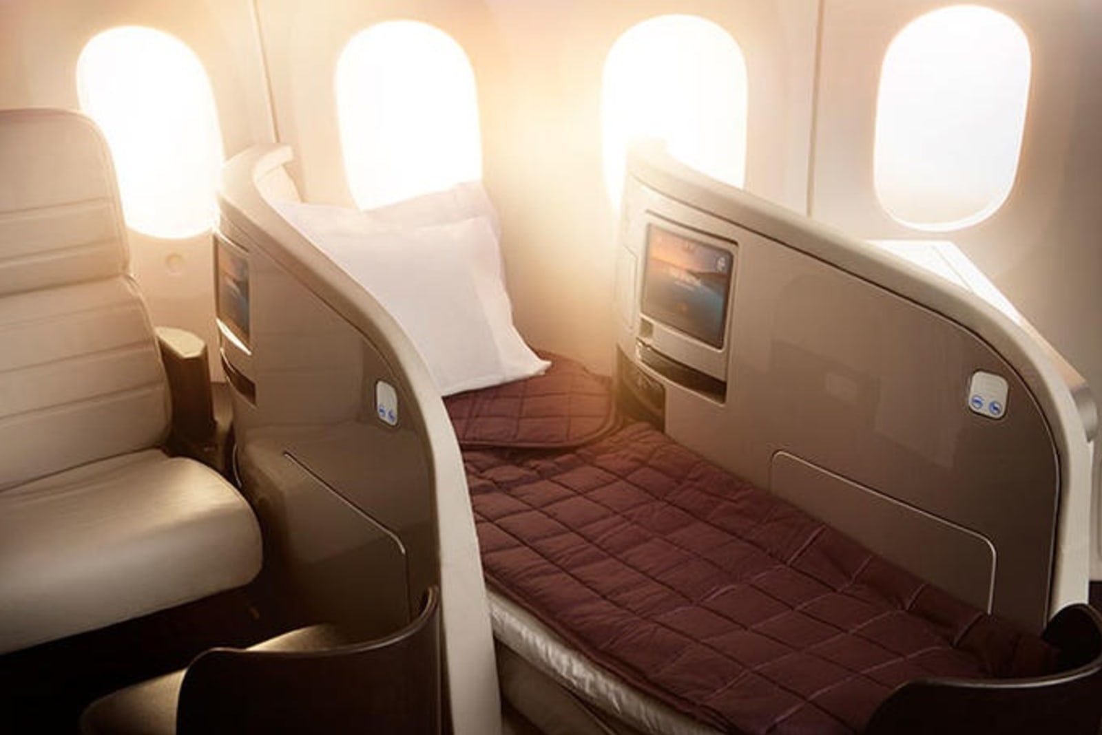 rs-boeing-7879-business-premier-lie-flat-bed-0156530.jpeg