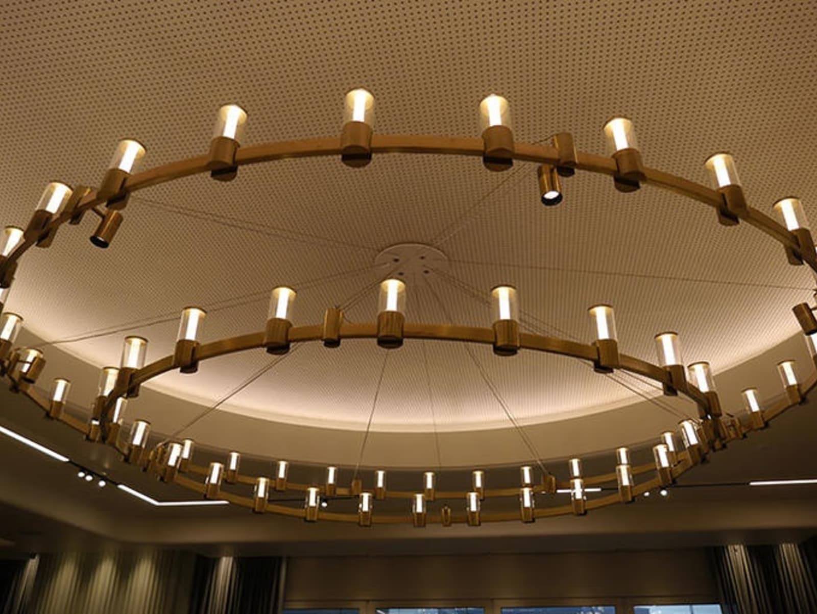 rs-custom-chandelier-qantas-lounge-lhr.jpg