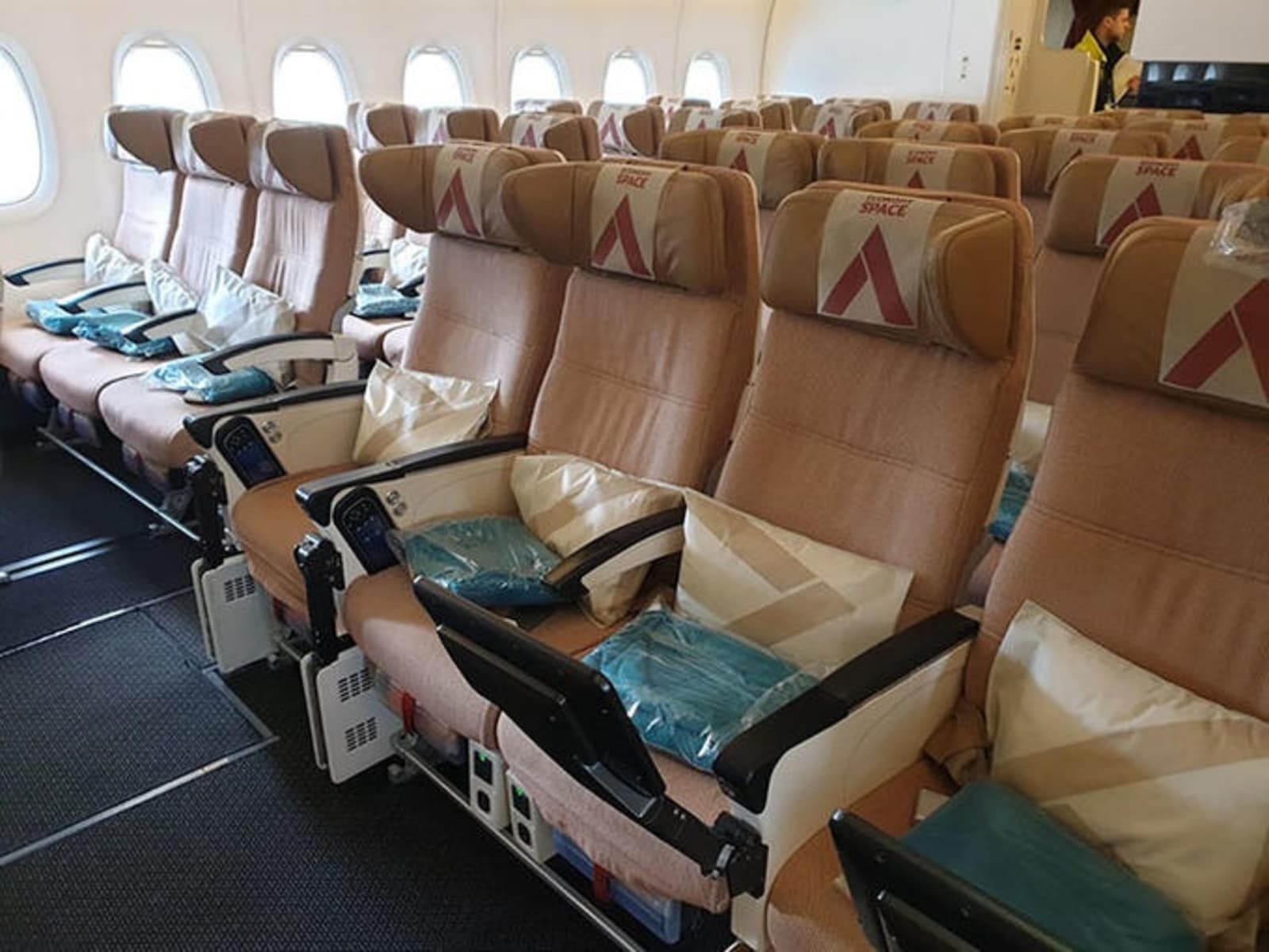 rs-etihad-airways-economy-space.jpg