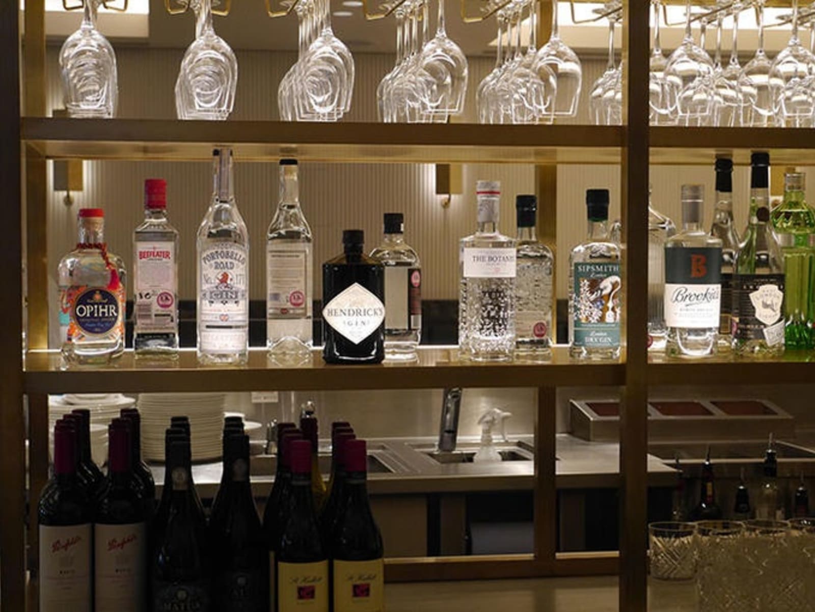 rs-gin-shelf-qantas-lounge-lhr.jpg