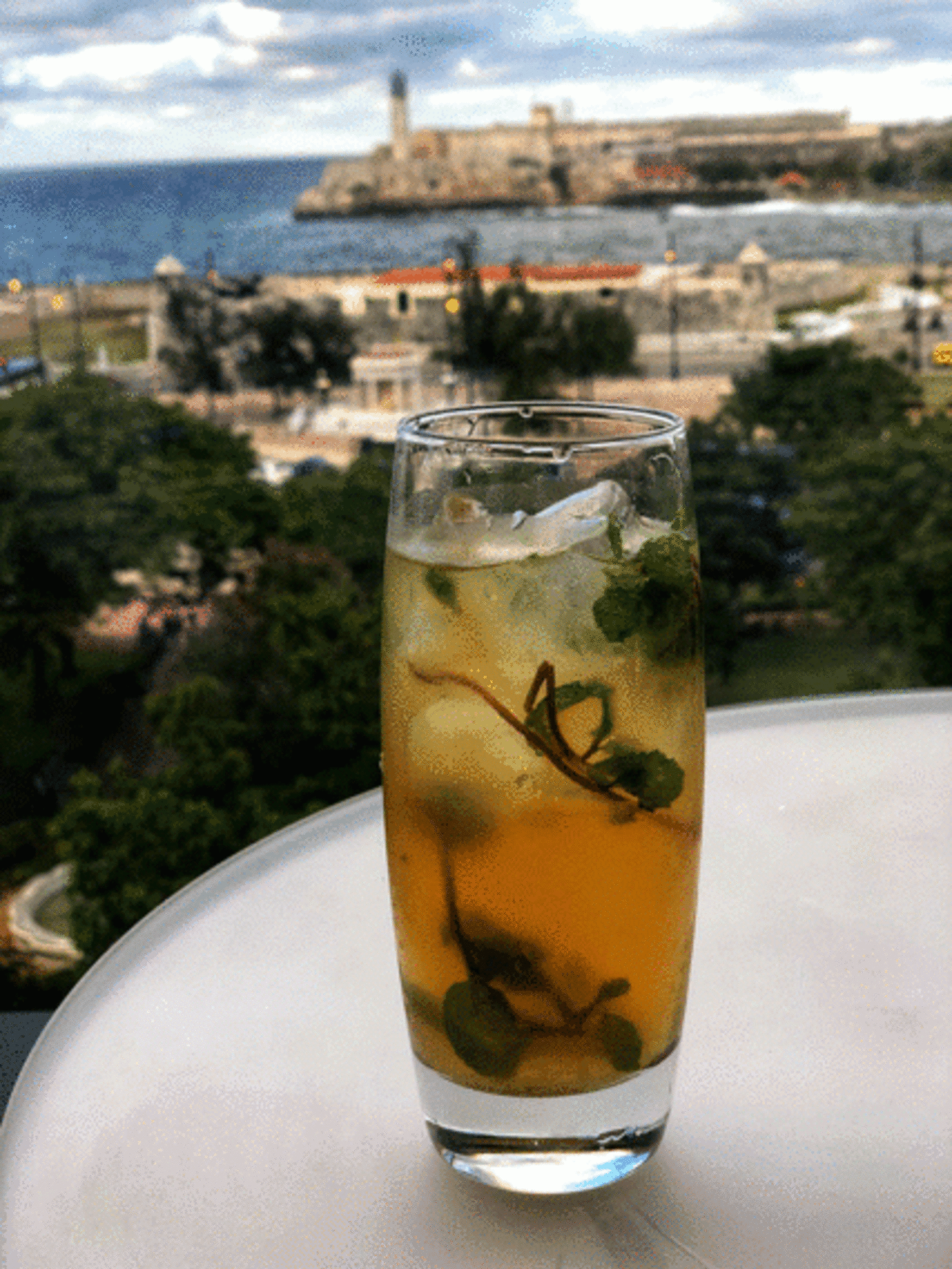 rs-mojito-havana-cuba-shutterstock_1542285764.gif