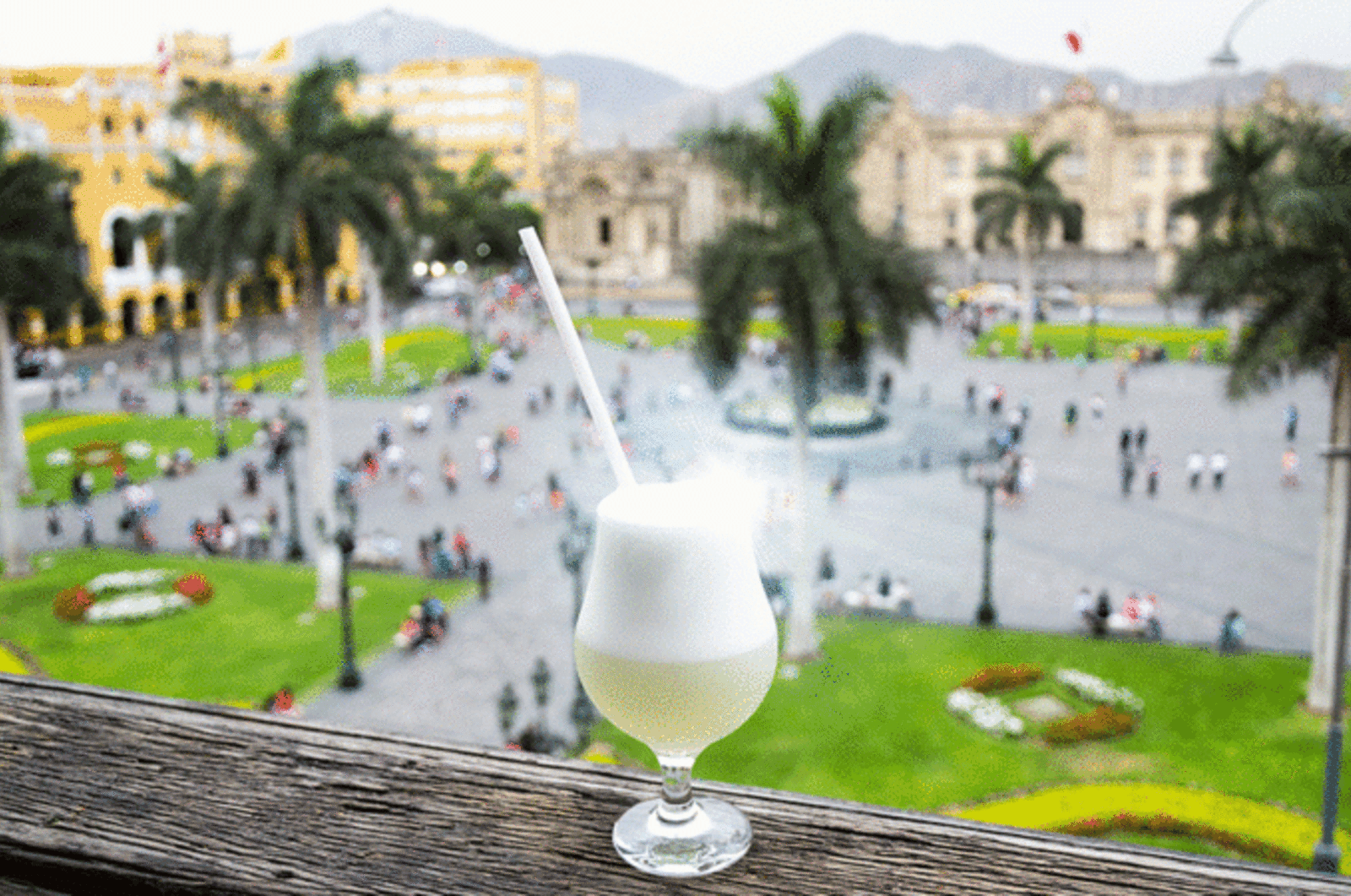 rs-pisco-sour-lima-peru-shutterstock_1310238907.gif