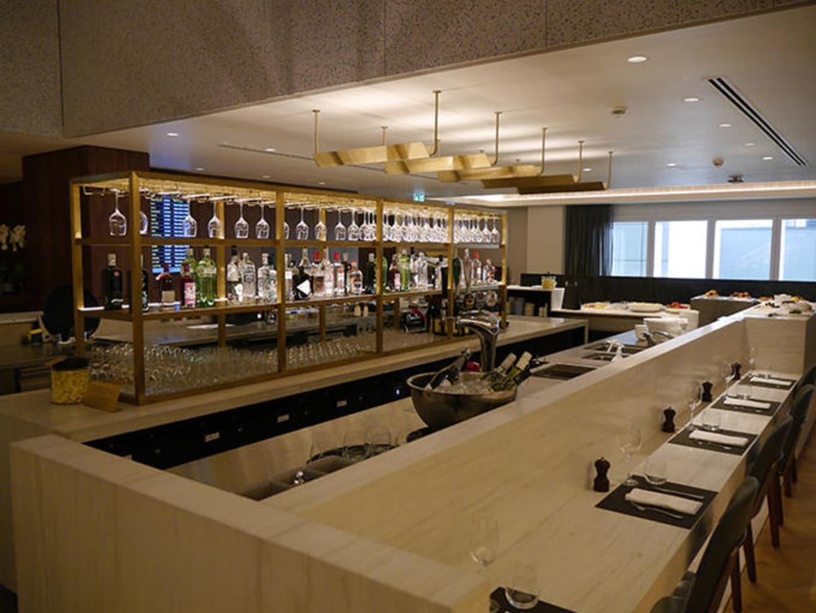 rs-qantas-lounge-lhr-downstairs-bar.jpg