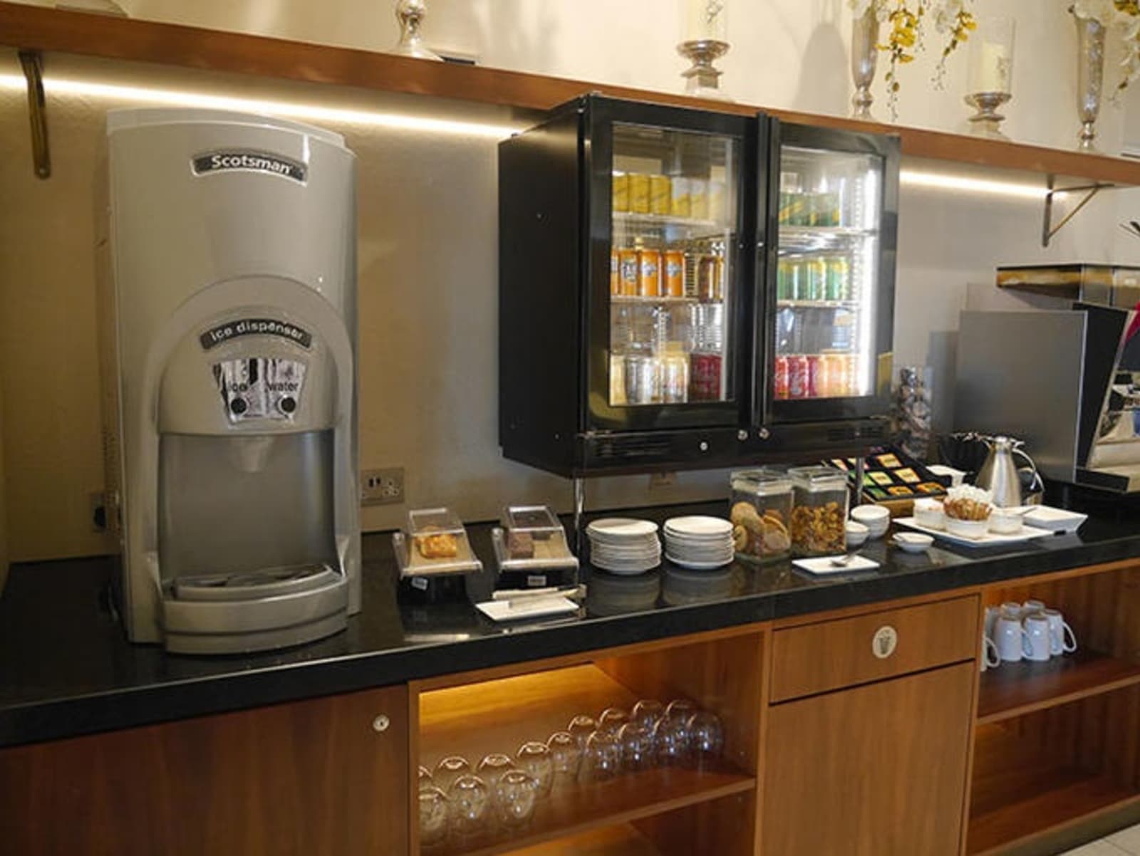 rs-singapore-airlines-lounge-lhr-drinks-snacks.jpg