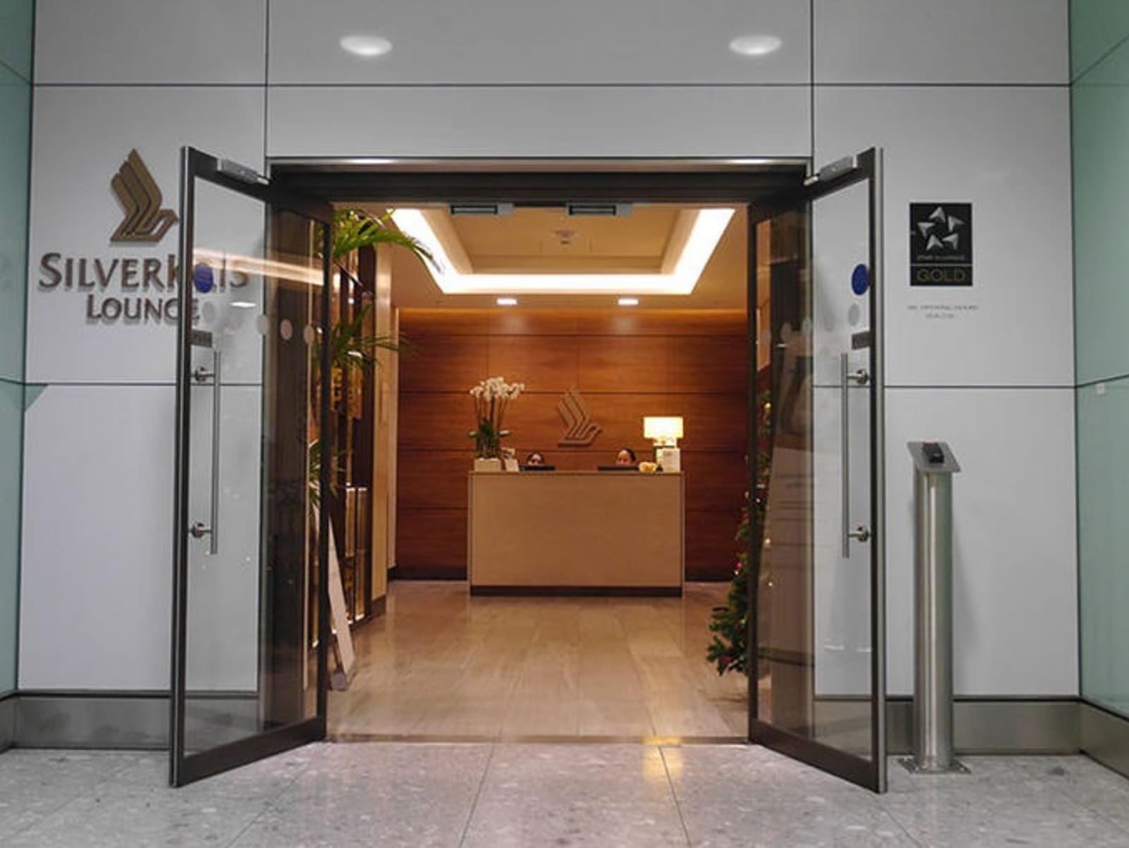 rs-singapore-airlines-lounge-lhr-entrance.jpg