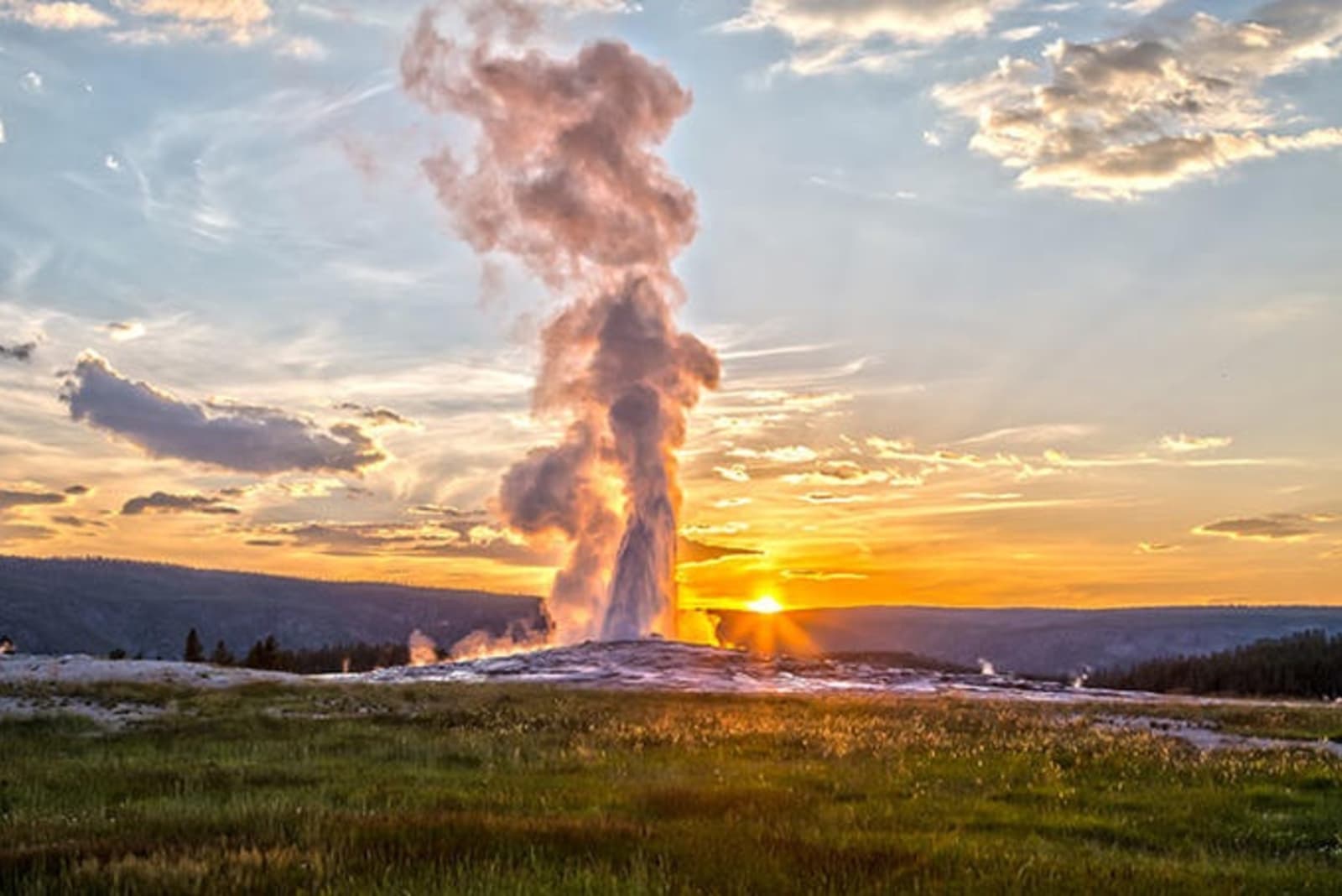 rs-yellowstone-national-park-shutterstock560319724.jpg