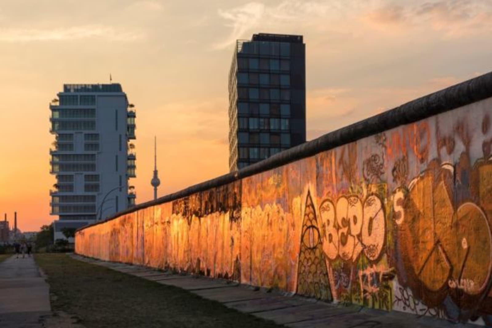 Sunset reflecting off a graffiti art city wall in Berlin