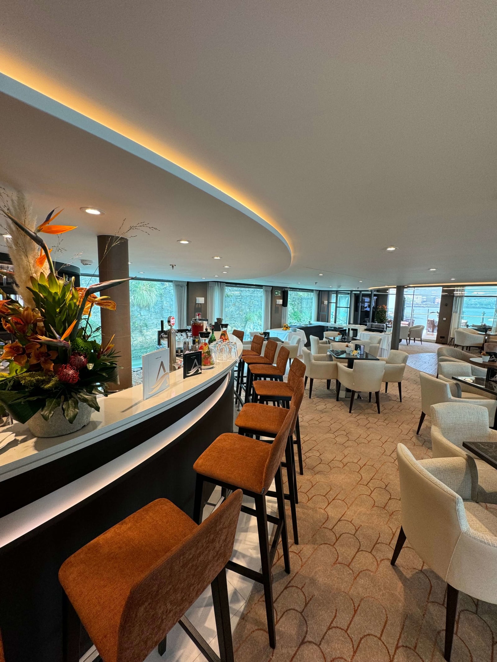 Bar & bistro area, Avalon