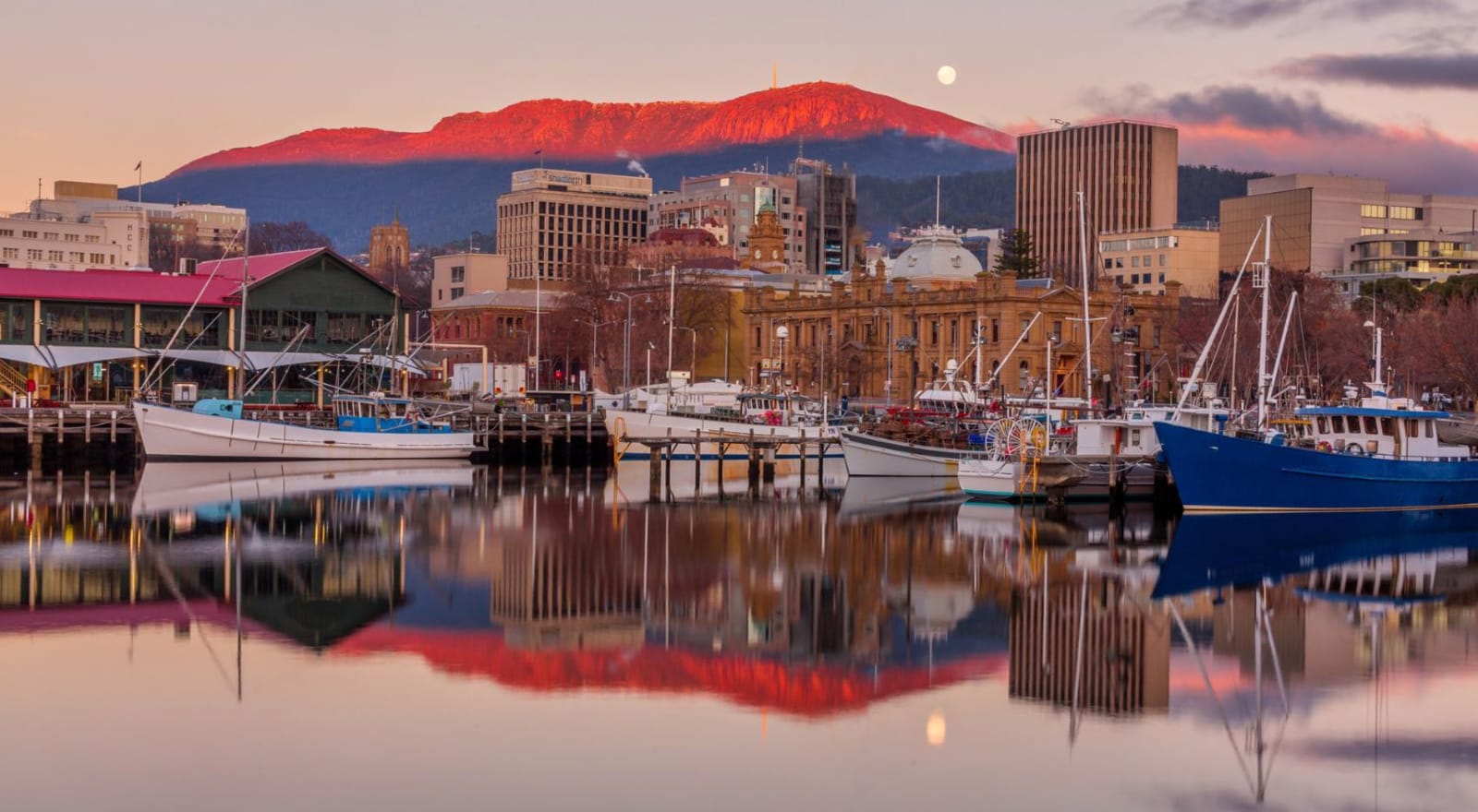 sunset at bay in hobart with boats in water