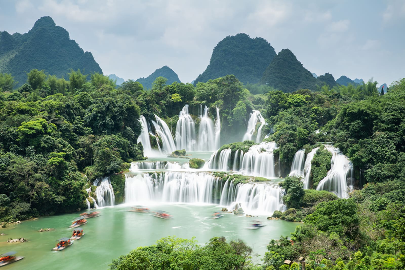 The Bản Giốc–Detian Falls span China and Vietnam