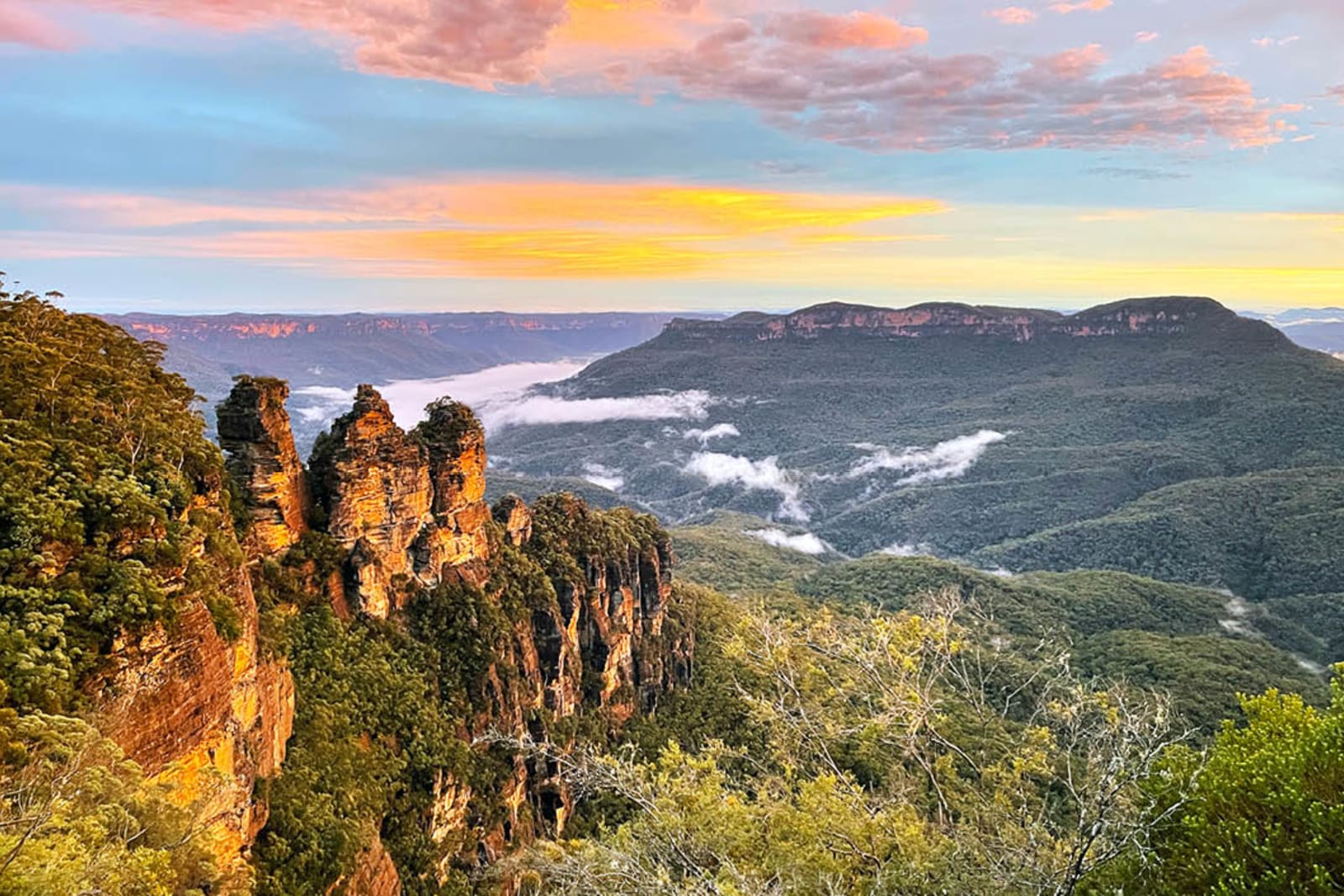 Three Sisters rock formation in Blue Mountains National Park, Australia