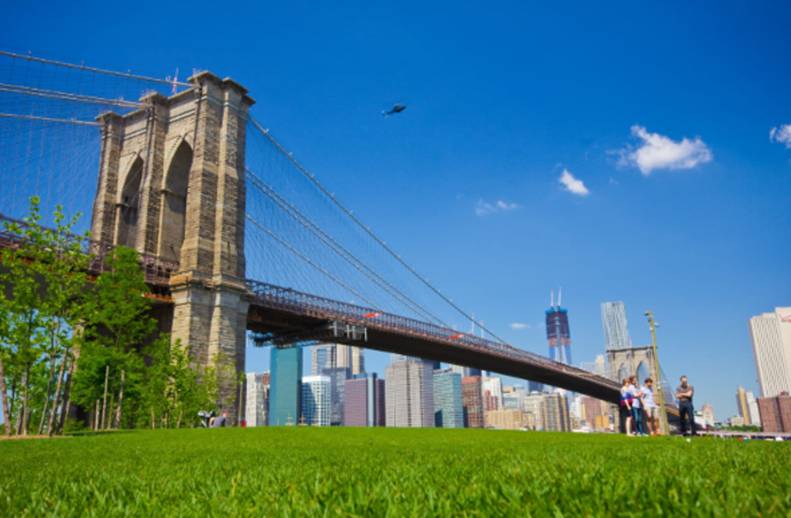Daytime shot of the Brooklyn Bridge
