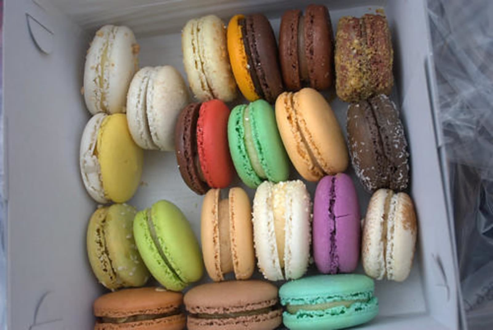 Multi-coloured macaroons in a box