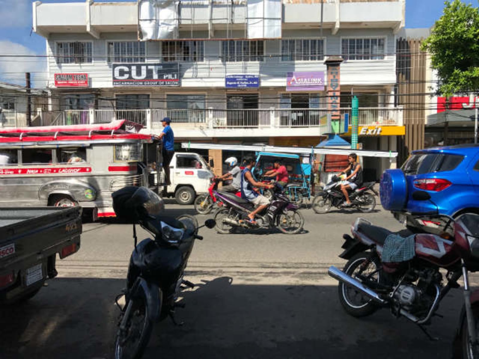 jeepney-and-tricycle-bicol-philippines.jpg