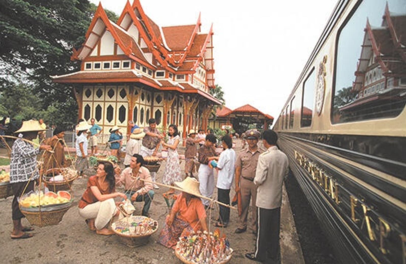 RS-The-Eastern-Oriental-Express-The-Eastern-Oriental-Express-in-Hua-Hin-StationThailand.jpg