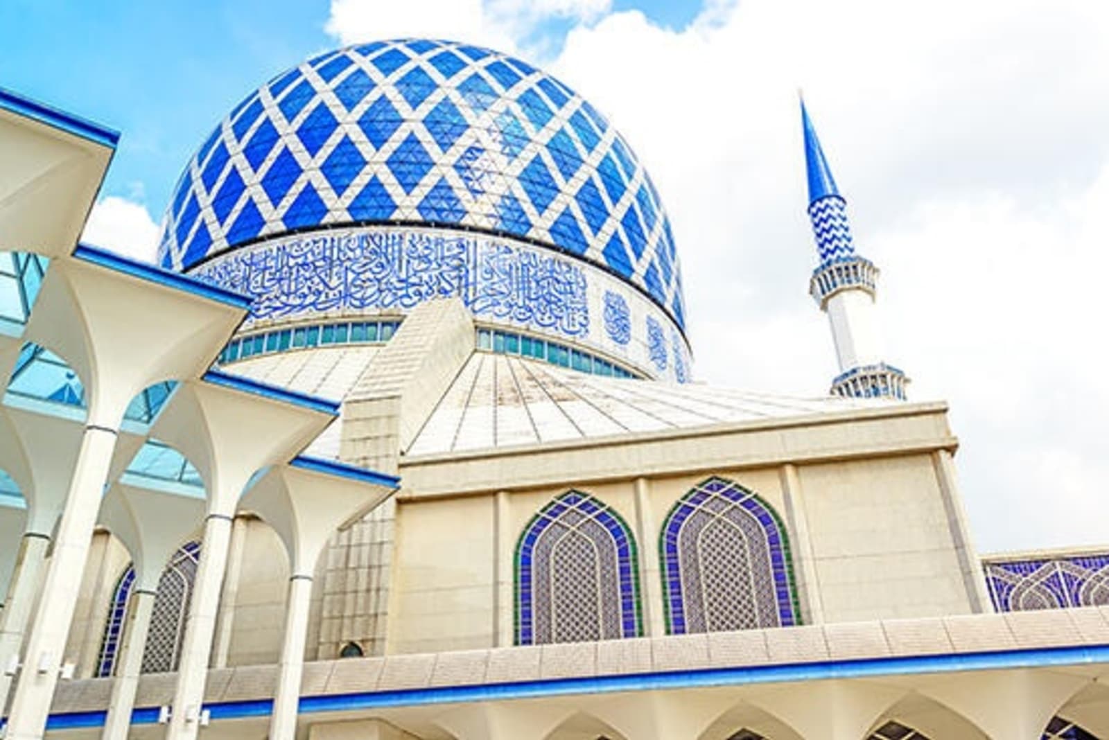Sultan-Salahuddin-Abdul-Aziz-Mosque-malaysia.jpg