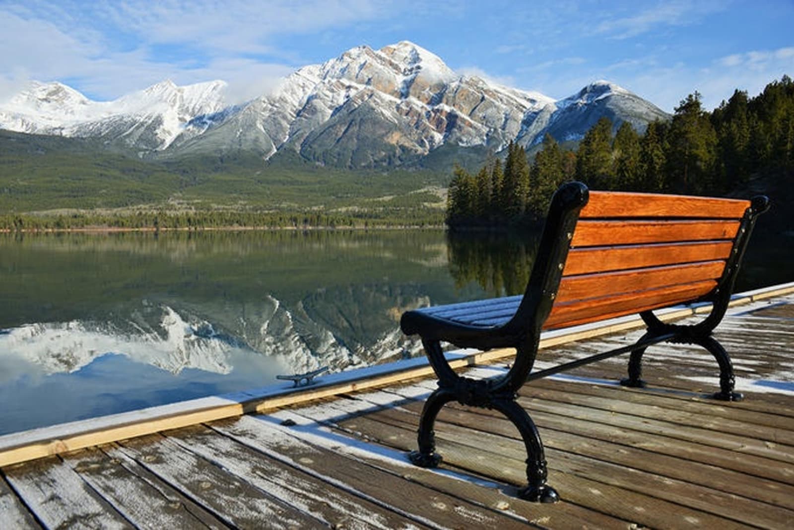View-of-floating-pier-with-bench-and-reflection-of-Pyramid-mountain-in-Pyramid-Lake-in-Jasper-National-Park-Canada-UNESCO-World-Heritage-site-RS.jpg
