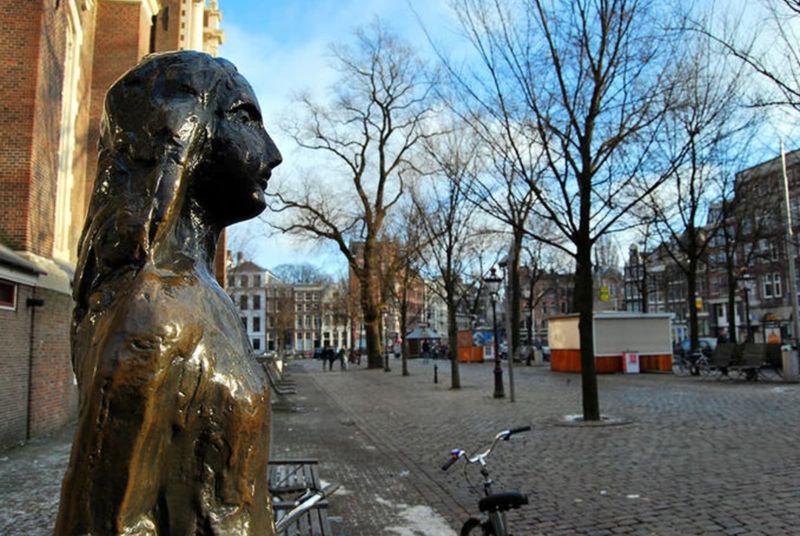 rs-anne-frank-statue-amsterdam-shutterstock_92706304.jpeg