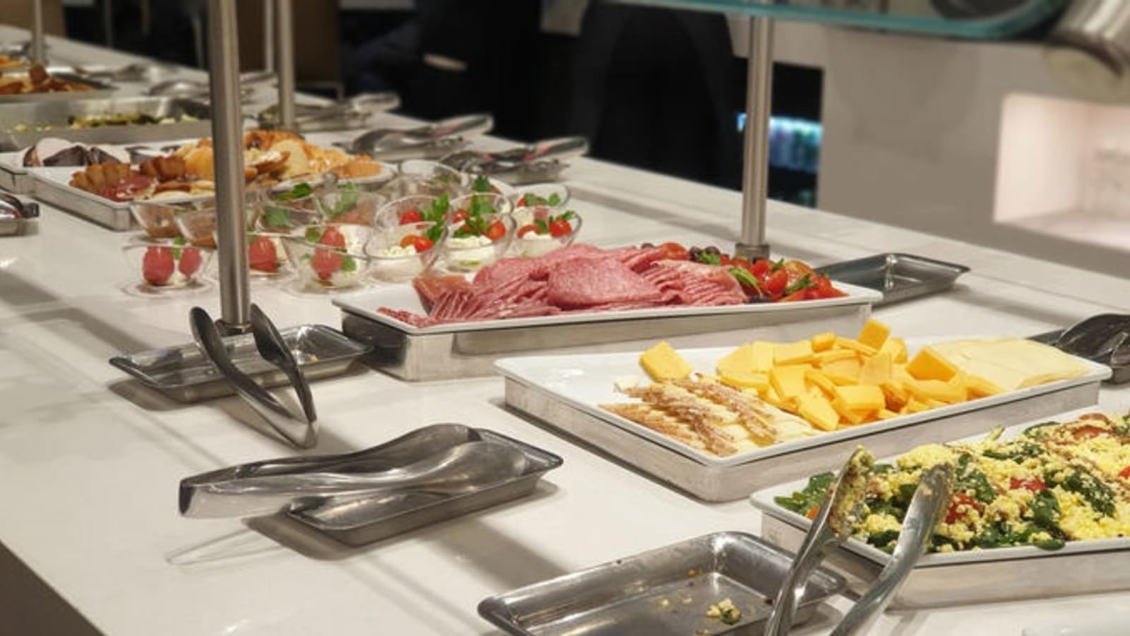 rs-buffet-in-flagship-lounge-at-jfk.jpg