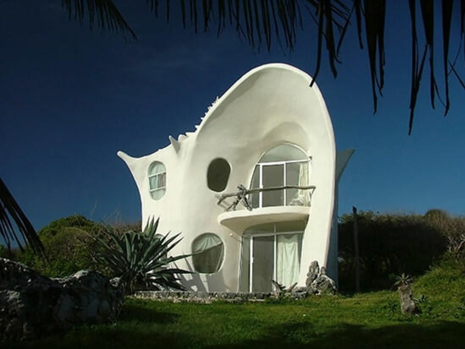 rs-conch-shell-house-mexico-shutterstock481440.jpg