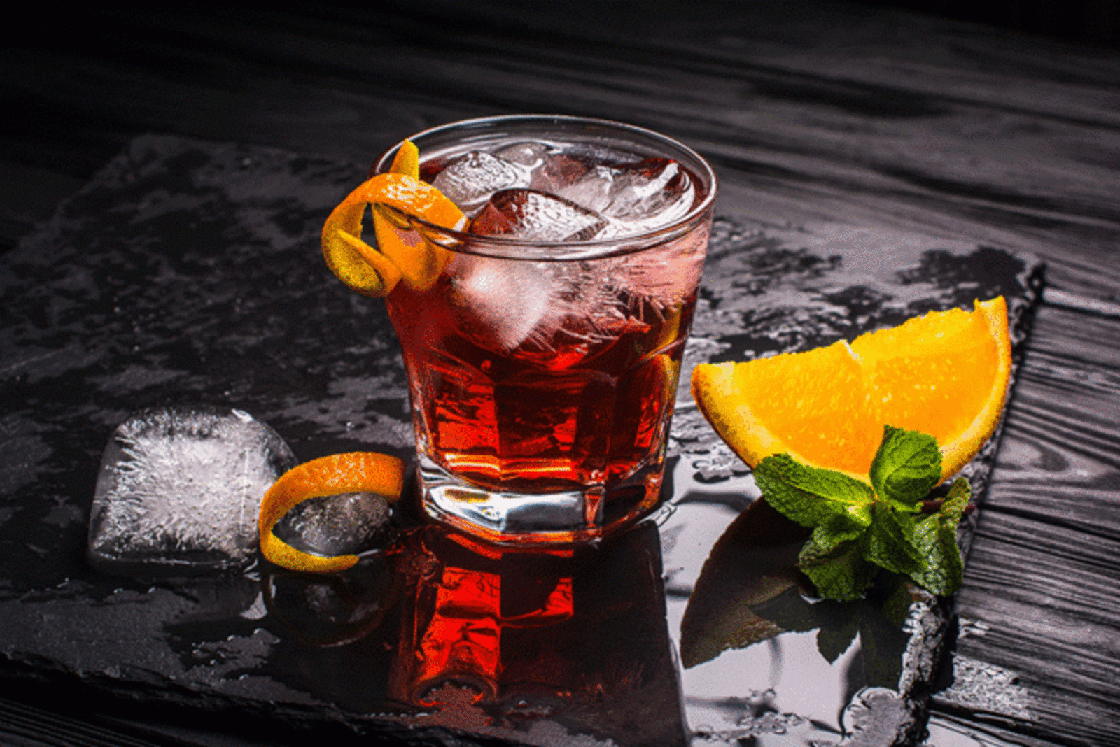 rs-negroni-cocktail-shutterstock_1043998843.gif