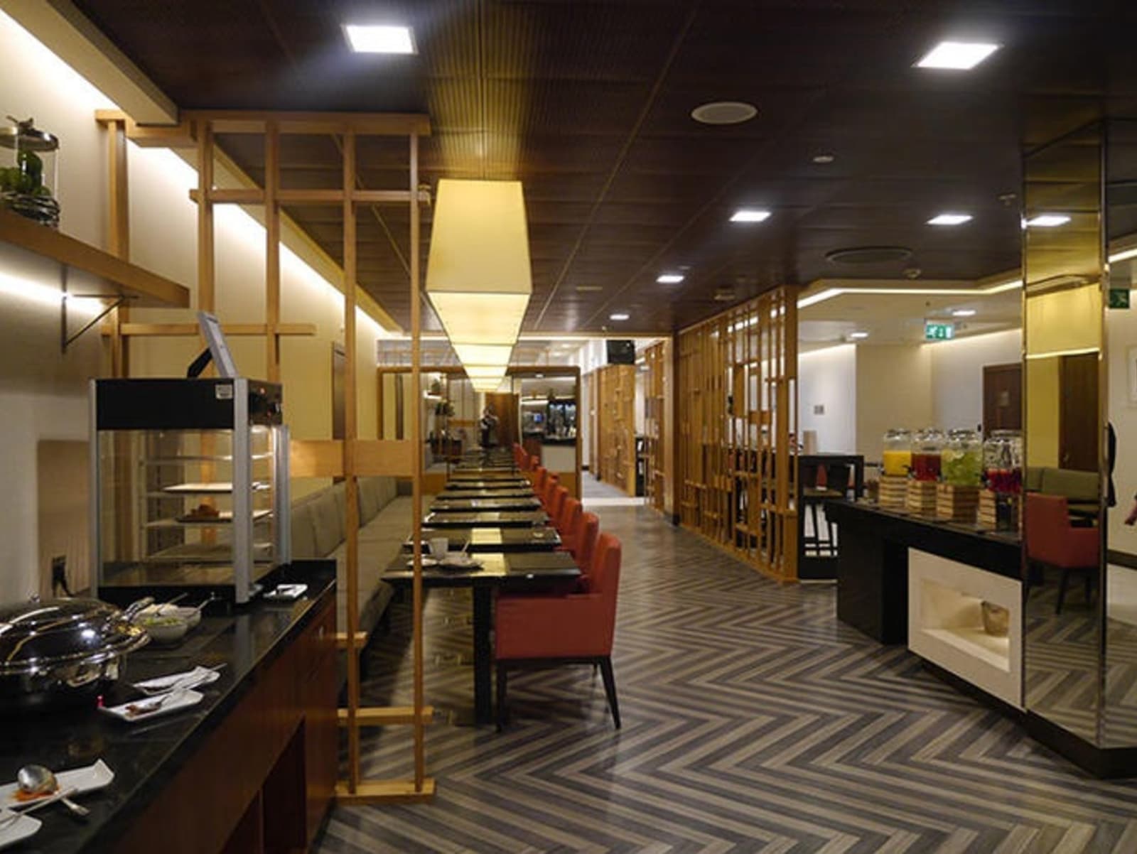 rs-singapore-airlines-lounge-lhr-buffet-area.jpg