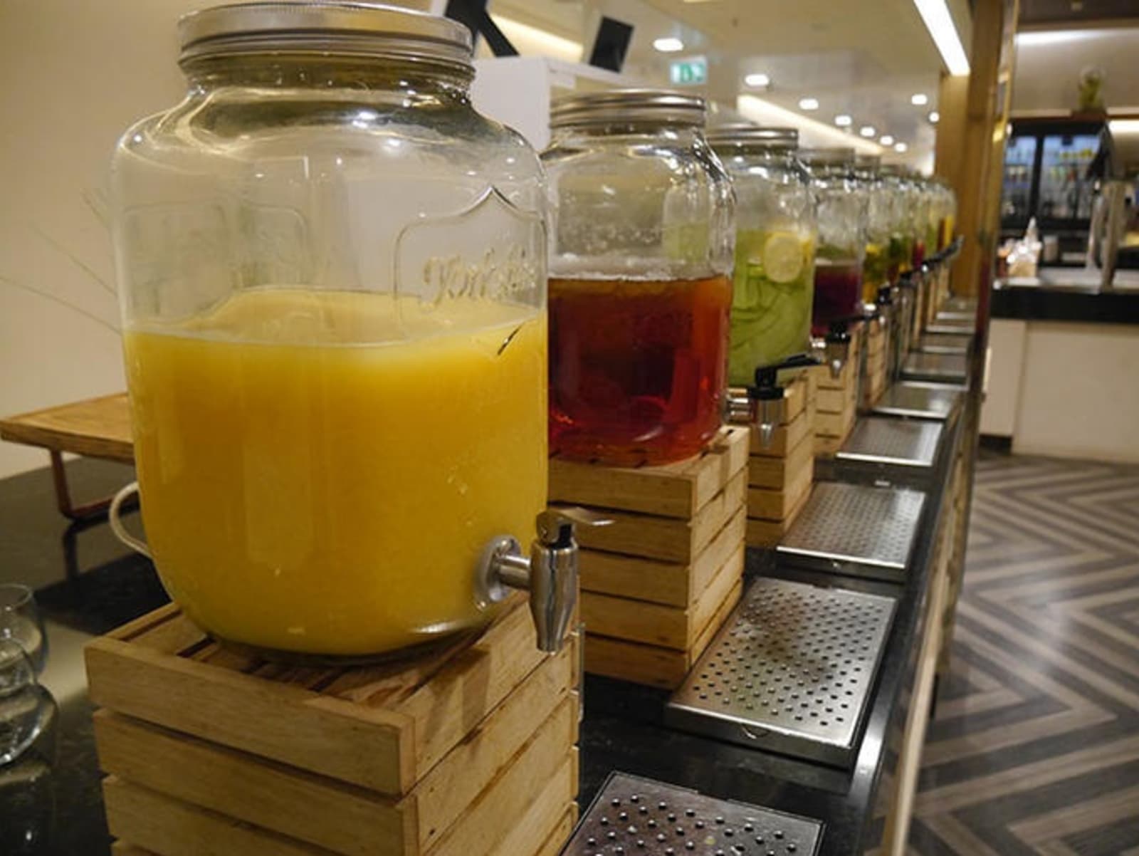 rs-singapore-airlines-lounge-lhr-hydration-station.jpg