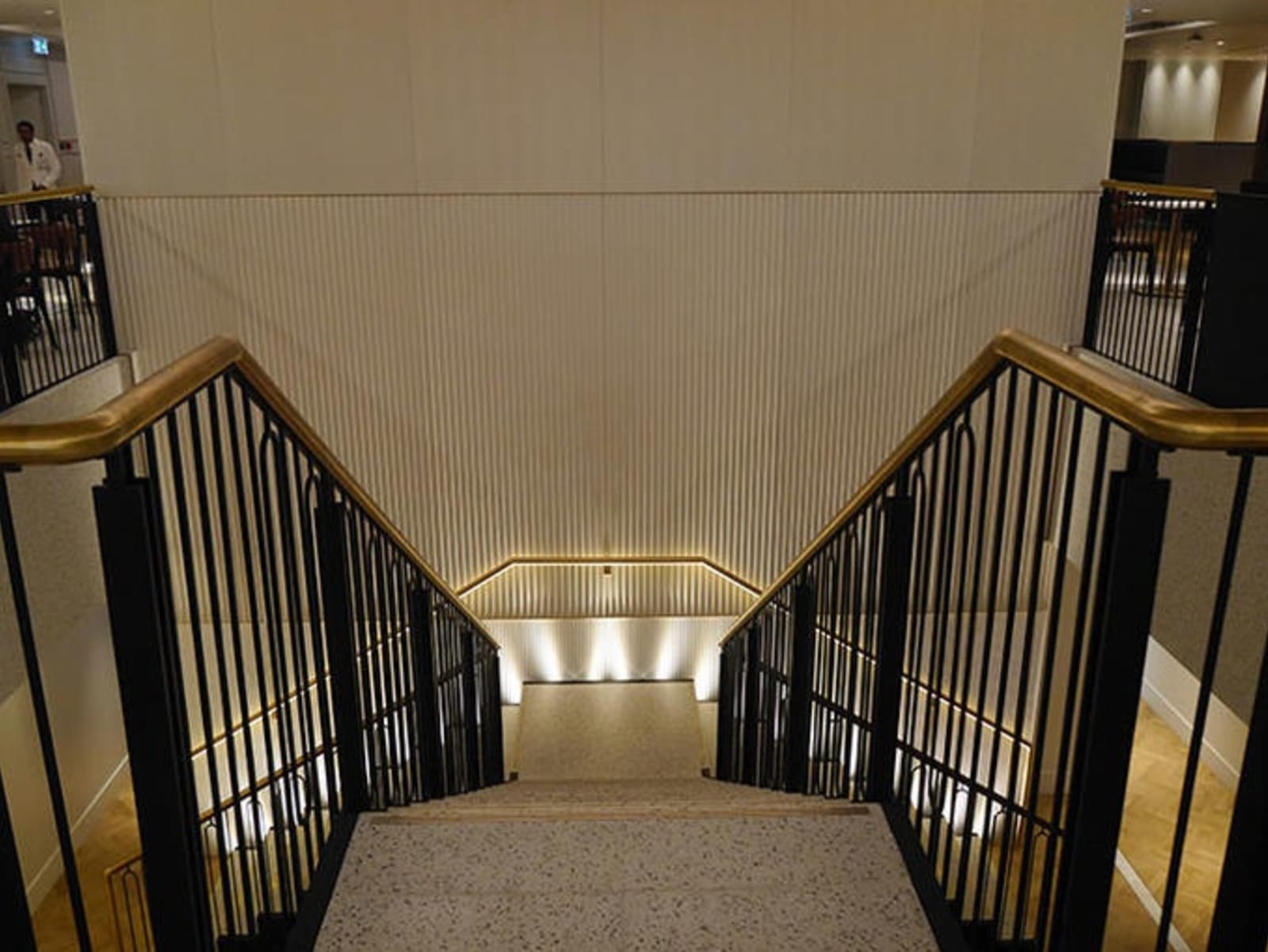 rs-stairs-qantas-lounge-lhr.jpg
