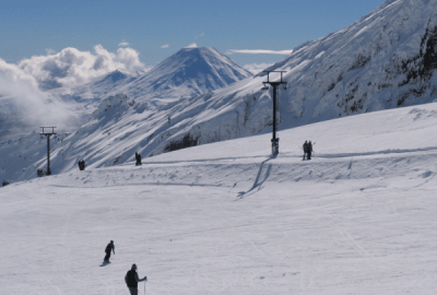 Skiers on the volcanic slopes of Whakapapa ski field