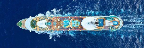 Top down photo of cruise ship in middle of the ocean
