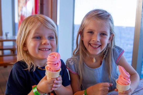 Kids eating icecream