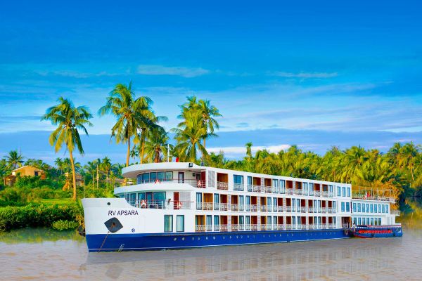 Travelmarvel cruise ship sailing past palm trees